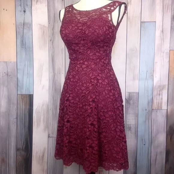David's Bridal Burgundy Sleeveless Lace A-line Dress Bridesmaids Prom size 2 - Picture 2 of 10